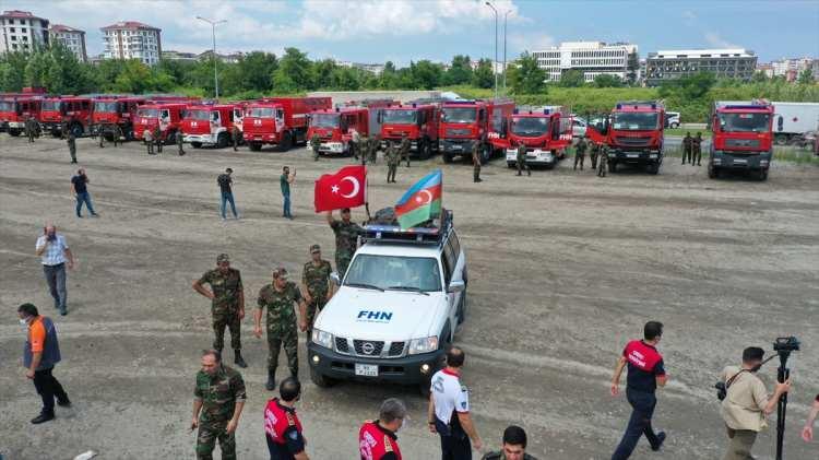 <p>Türkiye’nin Güney ve Akdeniz bölgelerinde halen devam eden yangınlara müdahale için kardeş Azerbaycan, dün akşam saatlerinde Türkiye’ye girmesinin ardından Ordu’nun Ünye ilçesinde Büyükşehir Belediyesi Ünye İtfaiye Amirliği ekipleri tarafından selamlanarak uğurlandı.</p>
