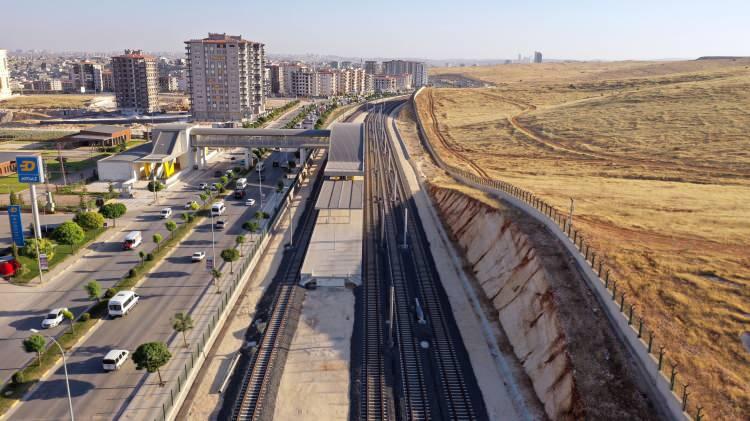 <p><strong>- Proje kapsamındaki metro ulaşımının altyapı çalışmaları tamamlandı</strong></p>

<p>Şahin, banliyö projesiyle kentteki yüzbinlerce insanın ulaşımının sağlanacağına dikkati çekerek, kent için çok önemli bir proje olduğunu dile getirdi.</p>

<p> </p>

