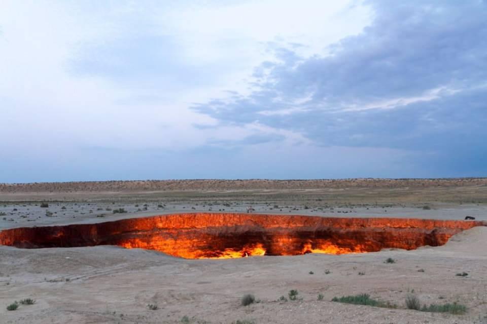 <p>Hikaye Soğuk Savaş’ın hüküm sürdüğü 1971 yılında, Sovyetler Birliği'nin Batılı güçlerle petrol konusunda bir çatışmanın yakın olduğuna ikna olduğu ve bilinmeyen hidrokarbon yatakları bulmak için coğrafyasının en uzak köşelerini aramaya başladığı zaman başladı. Bu arama, onları şu anda Türkmenistan'ın sınırlarında bulunan  Karakum çölünü araştırmaya yöneltti.</p>

<p> </p>
