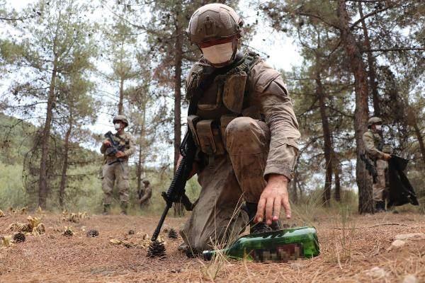 <p>Komandolar bölgeden geçen şüpheli araçların plakasını da not alırken, sürücü ve yaya olarak gezenlerin kimliklerini kontrol ediyor.</p>