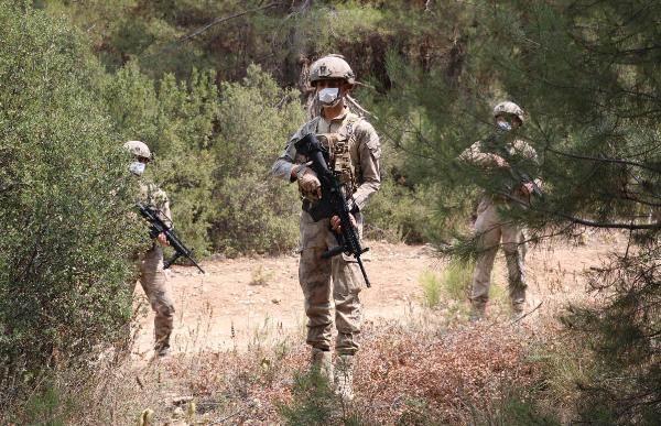 <p>Ormanın içinde devriye gezen komandolar, piknikçilerin geride bıraktıkları cam şişeleri de yangın riskine karşı topluyor.</p>
