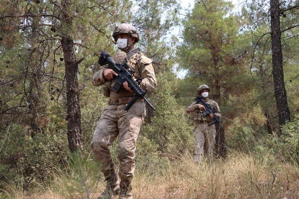 <p>Komandolar, 2 saat içinde 300'e yakın içki ve meşrubat şişesi topladı. Komandoların bir süre daha milli parkta görev yapacağı öğrenildi.</p>