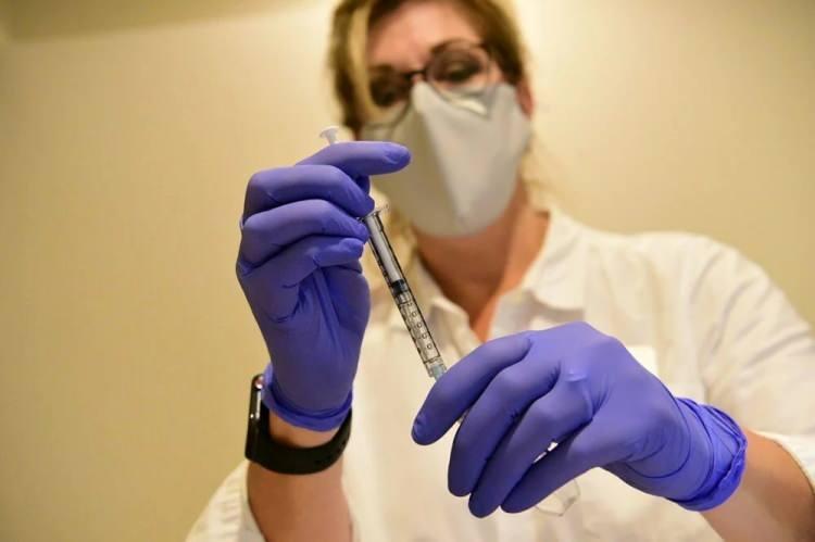 <p>Kanada ve ABD'de BioNTech/Pfizer aşısı, aynı yaş grubundaki 2260 katılımcı ile yapılan bir deneme sonrasında onaylandı. 1131 katılımcı aşılanırken, diğerlerine plasebo uygulandı. Şirkete göre aşı bu yaş grubunda yüzde 100 etkili oldu. Bu da aşının, şimdiye kadar test edilen diğer yaş gruplarına kıyasla çok daha etkili olduğu anlamına geliyor.</p>

<p> </p>
