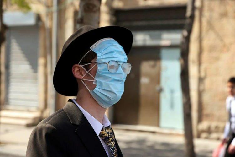 <p>12 YAŞ ALTINDA DURUM NASIL?</p>
<p> </p>
<p>12 yaşın altındaki çocukların aşılanması söz konusu olduğunda, gerek Alman çocuk doktoru Axel Gerschlauer gerekse Kanadalı aşı araştırmacısı Karina Top hemfikir: Yetişkinlere uygulanan korona aşılarının küçük çocuklara da aynı şekilde yapılması kesinlikle doğru olmaz.</p>