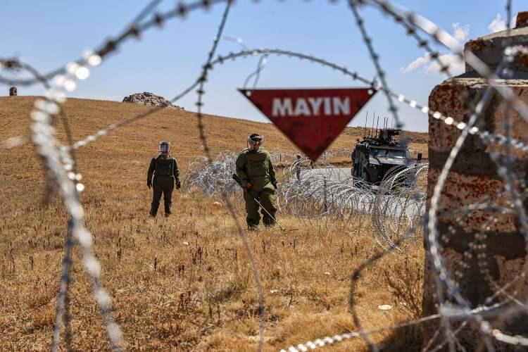 <p>Sınır güvenliğinin artırılması amacıyla yapılan modüler beton duvar sistemleri güzergahında görev alan ÖMAT timleri, 65 günde detektör köpeklerin de desteğiyle yaklaşık 2 bin 500 mayını imha etti.</p>