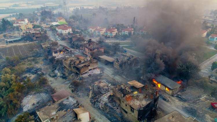 <p>Antalya'nın Manavgat ilçesinde 28 Temmuz günü başlayan ve 10 gün sonra 220 saatte kontrol altına alınabilen Türkiye'nin en büyük yangın felaketinde, 60 bin hektar ormanlık alan zarar gördü. Ormanlar harici 59 mahalledeki yanan ev, ahır, depo, iş yeri, tarım alanları ve ölen hayvanlarla ilgili ekonomik kaybın en az 1 milyar TL olduğu hesaplandı. 2'si orman işçisi 7 kişi ile binlerce yaban hayvanı ve köylülere ait hayvanlar da yangında öldü.</p>

<p> </p>
