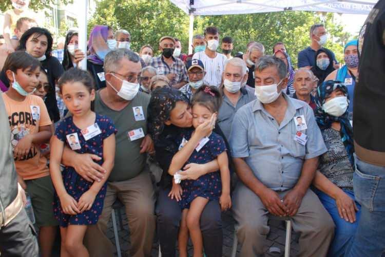 <p>Meslektaş olduğu abisinin tabutunu taşıdı<br />
Şehit polis memuru İbrahim Okçu için İzmir Valiliği önünde bugün tören düzenlendi. Törene İzmir Valisi Yavuz Selim Köşger, İzmir İl Emniyet Müdürü Mehmet Şahne, Emniyet Genel Müdür Yardımcısı Selami Hüner, İzmir Büyükşehir Belediye Başkanı Tunç Soyer, polis teşkilatı ve askeri erkan ile şehidin yakınları katıldı. Şehidin babası Mehmet, annesi Fatma ve eşi Derya Okçu ayakta durmakta güçlük çekerken, şehidin 6 yaşındaki kızı Dilruba gözyaşı döktü. Şehidin 3 yaşındaki Esila'nın ise babasının tabutunun arkasından öpücük yollayıp el sallaması yürek burktu. Öte yandan şehidin kendisi gibi polis memuru olan kardeşi Ahmet Okçu da, abisinin cenazesini meslektaşları ile birlikte taşıdı.</p>