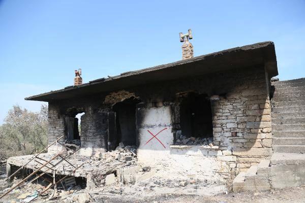 <p>Sabaha karşı ulaşan yangınla büyük zararın oluştuğu Bucakşeyhler'de oturan Mahmut Rüzgar ise Manavgat'tan gelen oğlu Bekir Rüzgar tarafından kurtarıldı. Bekir Rüzgar, "Saat 4.30 gibi bana telefon geldi, Oymapınar'da yangın çıktı diye.</p>