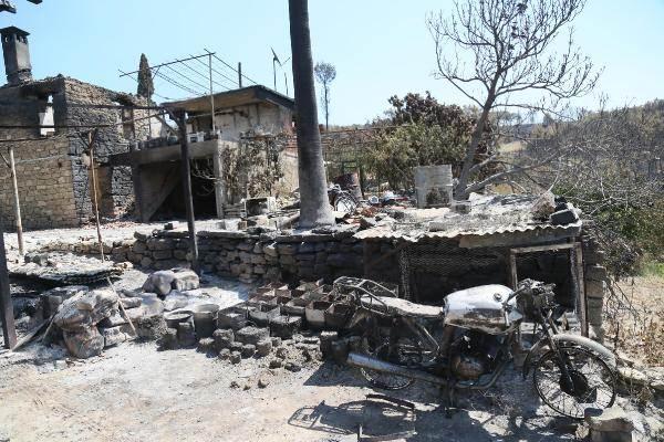 <p>Mahalledeki yangında evlerini kaybeden 2- 3 aile ise yangından zarar görmeyen imam lojmanının odalarını paylaşıyor. Bazıları da lojmanın önüne çıkartılan kanepelerde sabahlıyor.</p>
