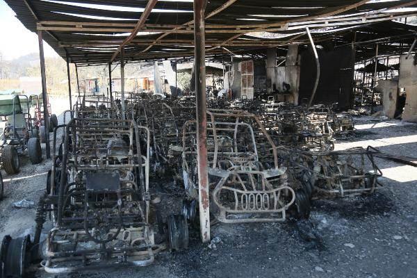 <p>Kendisinin bağ evi, kardeşi Gülsüm Bodur'un ise evi yandığı için büyük üzüntü duyduğunu belirten Kemal Bodur ise yaşananları anlatırken gözyaşlarını tutamadı. </p>
