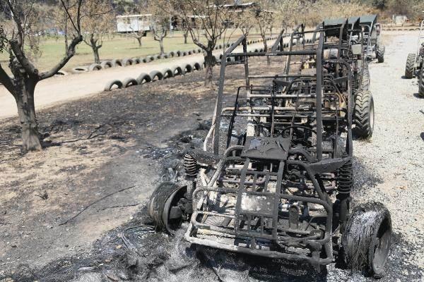 <p>Antalya'da ikamet eden Fatma Efe ise kız kardeşi ve akrabalarının evlerinin yandığını ve yardım edebilmek için köye geldiğini belirterek, "Bacıma, yeğenlerime yardıma geldik. Hepsi bitti, yandılar, keçiler, evler, zeytinler hepsi bitti. </p>