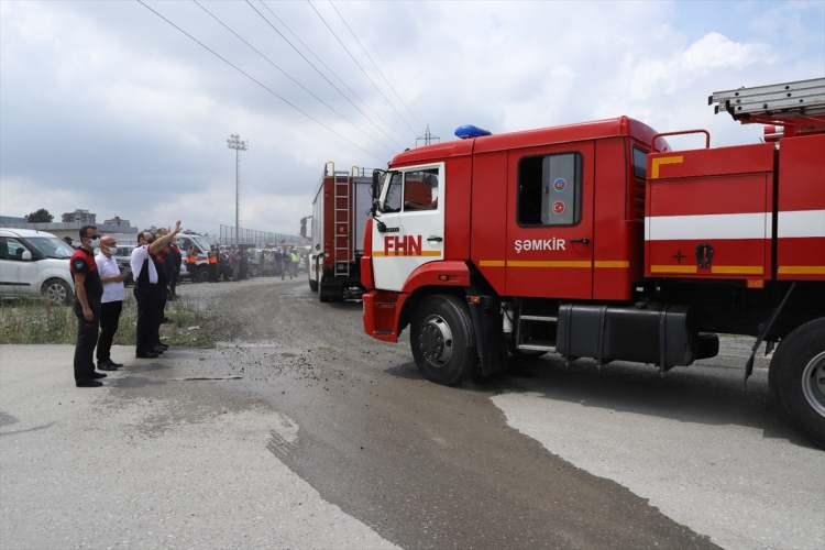 <p>Ekibi karşılamak için Sarp Sınır Kapısı'nda 6 saat beklediğini ifade eden Özer, "Bizim için Azerbaycan ve Türkiye'nin farkı yok. Orası da Türk toprağı, burası da. Kardeşlerimiz bu coğrafyadaki Türk topraklarındaki yangını söndürmek için burada. Bundan gurur duydum." dedi.<br />
<br />
 </p>
