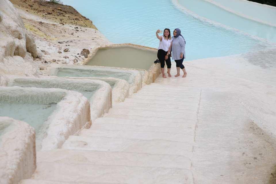 <p>Taşların tamamının mineralli suların etkisiyle zaman içinde beyaz rengi almasıyla proje tamamlanacak. Turkuaz rengi görünümüyle Pamukkale'yi andıran travertenler, proje henüz tamamlanmamasına rağmen adeta ziyaretçi akınına uğruyor.</p>

<p> </p>
