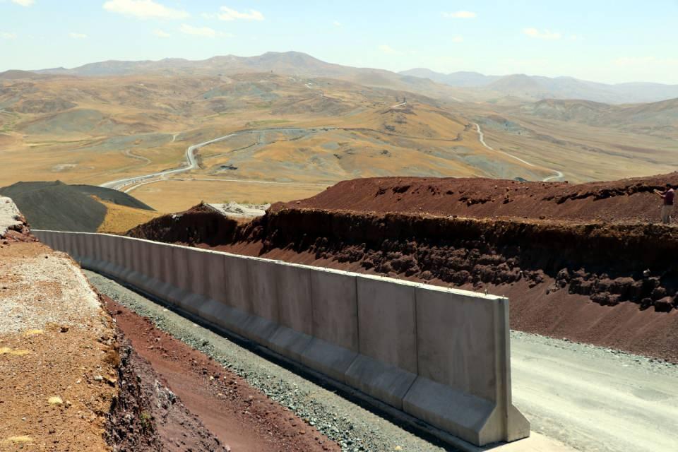<p>Son yıllarda Van'a giriş yapan göçmen sayısında bir artış olduğunu dikkat çeken Vali Bilmez, "Bunun bir nedeni, Afganistan'da yaşanan süreç, diğer bir nedeni de hem Güney sınırımızda, hem de Van'ın Kuzeyi'nde alınan fiziki önlemler ve yapılan duvar, göçmenleri daha çok geçiş için Van'a yöndendirdi. Van'ın İranla 295 kilometrelik bir sınır hattı var. 2019 yılının Temmuz ayından bu yana bölgemizde sınır önlemleri ekstra arttırılmaya çalışıldı ve yeni tedbirler alındı. Geçen sene yaklaşık 105 bin civarında sınırda engellediğimiz, veyahut da yakaladığımız göçmen baskısı altında kaldık. Bu sene maruz kaldığımız göç baskımız geçen yıla göre daha fazla değil. Şu ana kadarki rakamlarda daha 40 binleri yeni geçtik. Bu da, toplumda ciddi bir hassasiyet olduğu için bu daha çok gündeme geliyor. </p>