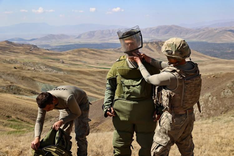 <p>Sağlık ekiplerinin de eşlik ettiği 13'er kişilik 8 Özel Mayın Arama ve Temizleme (ÖMAT) timi, hava şartlarının uygun olduğu günlerde sınır ve iç güvenlik bölgelerine çıkarak, özel kıyafetlerini giyip, mayın arama ve imha çalışmaları yürütüyor.</p>