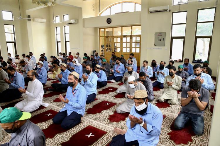 <p>Pakistan'da camilerde Türkiye’deki orman yangınlarının bir an önce son bulması için dua edildi.</p>