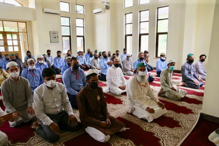 <p>Başkent İslamabad’ın simgelerinden Faysal Camisi’nde cuma namazı sırasında Türkiye için eller semaya kaldırıldı.</p>
<p> </p>