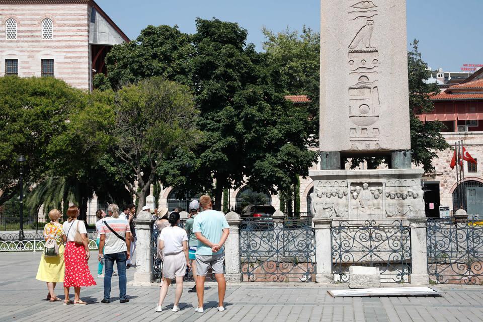 <p>Günümüzde Sultanahmet Meydanı'nda varlığını sürdüren ve her gün yüzlerce turistin görmeye geldiği tarihi dikilitaşın ön tarafı, ne olduğu bilinmeyen sıvıyla kırmızıya boyandı. Dikilitaşa atılan renkli sıvı çevredekilerin tepkisine neden oldu.</p>
<p> </p>
<p> </p>