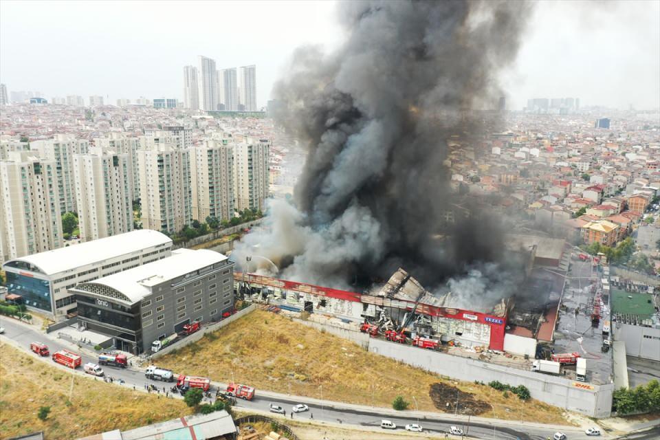 <p>İtfaiye ekiplerinin yangına müdahalesi sürüyor.</p>