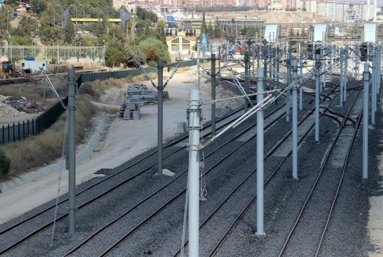 <p>Özellikle sabah ve akşam saatlerinde kentteki 6 organize sanayi bölgesiyle şehir merkezi arasında işçi transferine bağlı olarak kara yollarında yaşanan trafik yoğunluğunun, demir yolu hattıyla çözülmesi amaçlanıyor.</p>
<p> </p>