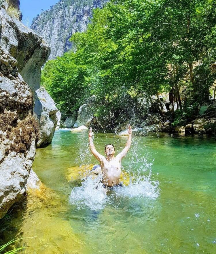 <p>Önümüzdeki bir aylık faaliyetin çoğu Hançer Kanyonuna yazıldı. Bu sene 5 bine yakın insan bekliyoruz. Hançer Kanyonu, Göksun ilçesine 30 kilometre uzaklıkta olup Aybastı Kalesi, Kaleboynu Kalesi ve Manastırı ile sizi tarihin derinliklerine götürüyor.</p>
