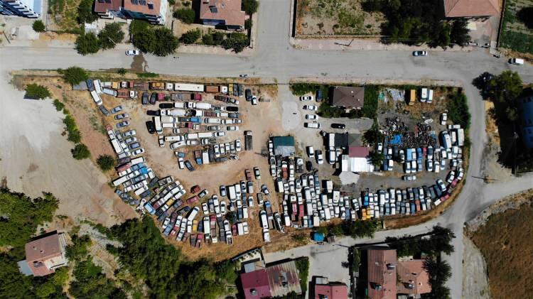 <p>Elazığ’da çeşitli sebeplerden dolayı trafikten çekilen yüzlerce araç ve motosiklet yediemin otoparkında sahipleri tarafından alınamadığı için çürümeye yüz tutuyor. </p>
