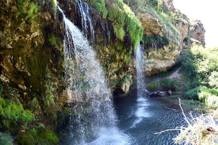 <p>Sivas'ta sarp kayalar üzerinden dökülen şelalesi, doğal kaya oluşumları ve Orta Çağ döneminden kaldığı tahmin edilen tepe yerleşmesiyle ziyaretçilerini cezbeden Değirmenaltı (Alaşehir) bölgesinin turizme kazandırılması hedefleniyor.</p>
