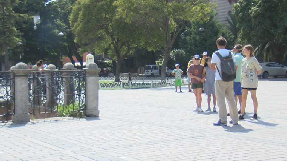 <p>Taş, şu an mahvolmuş durumda. Boya mı, yoksa kan mı belli değil. Hatta bu dikilitaşı bir cam fanus içinde sergilememiz gerekiyor. </p>
