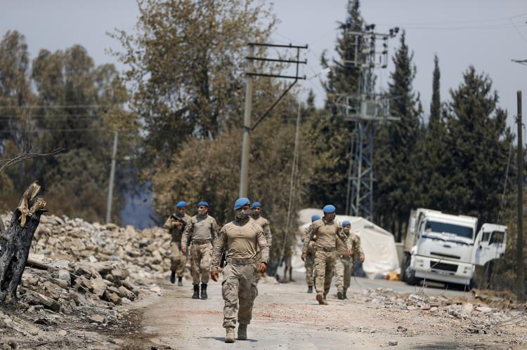 <p>İzmir'den 2 tabur halinde kente gelen askerler, timlere ayrılarak mahalle sakinlerine istekleri doğrultusunda yardım ediyor.</p>
