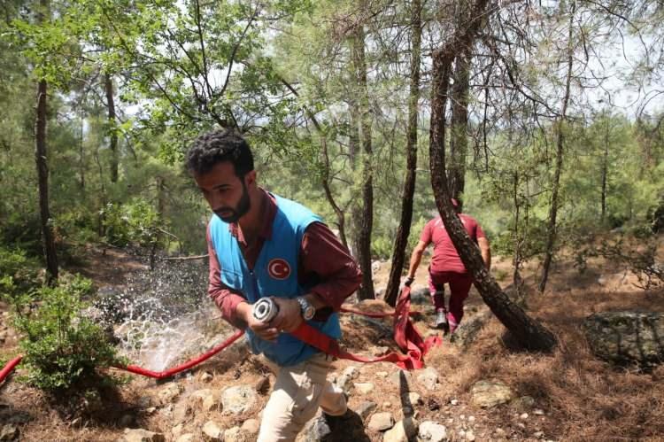 <p>Evleri tamamen yanan aileler eşyalarını kurtaramadığı için ciddi anlamda ev eşyasına ihtiyaç olduğunu belirledik. Bunlar arasında da en çok buzdolabı, fırın, çamaşır makinesi, tüp, tencere, tava, çatal, bıçak, kaşık gibi mutfak eşyalarının talep edildiğini tespit ettik. Hayırseverlerimizden gelen bu yardım malzemelerini hiç bekletmeden belirlediğimiz ailelere ulaştırıyoruz” açıklamasında bulundu.</p>