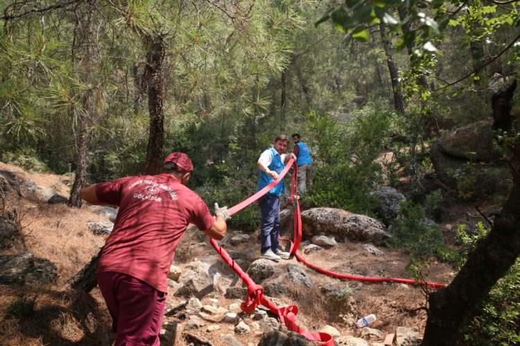 <p>Manavgat bölgesinde gıda veya içecek konusunda herhangi bir sıkıntı yaşanmadığını ve bölgedeki birçok sivil toplum kuruluşu aracılığıyla bu ihtiyacın fazlasıyla karşılandığına dikkati çeken Eroğlu, “Yardımların nakdi olarak yapılması elimizi güçlendiriyor. Bu sayede hangi ailenin neye ihtiyacı varsa onu ulaştırabiliyoruz. Aksi taktirde ihtiyaç duyulmayan malzemelerin çok fazla yığılması gibi bir durumla karşılaşabiliyoruz. Bu konu da vatandaşlarımızın daha hassas olmasını bekliyoruz. </p>