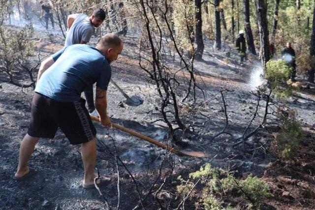 <p>Manavgat'taki yangını söndürmek için ekiplere destek verdiğini ifade eden Ali Poyraz, "Koşturmacadayız, çok perişan haldeyiz. Elimizden geldiği kadar ekiplere yardım ediyoruz. İşimizi gücümüzü bıraktık, burada ekiplerle beraber yangını söndürmeye çalışıyoruz. Sonuna kadar buradayız. 2008 yılında da çıkan yangını söndürdük, Allah'ın izniyle bu yangını da söndüreceğiz" diye konuştu.</p>
<p> </p>