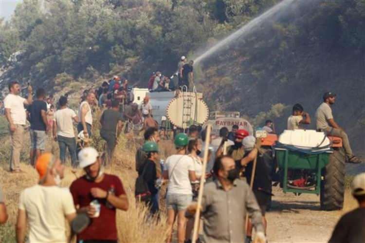 <p><strong>TRAKTÖRLERİNE BAĞLADIKLARI İLAÇ MAKİNELERİYLE SU SIKTILAR</strong></p>
<p>Muğla'nın Seydikemer ilçesinde çıkan yangın zeytin bahçelerine ulaştı. Kabaağaç Mahallesi'nde yerleşim yerlerine yakın bölgedeKİ yangına, havadan ve karadan müdahale edildi. Mahalle sakinleri traktörlerine bağladıkları ilaç makinelerindeki suyu sıkarak, söndürme çalışmalarına destek verdi.</p>