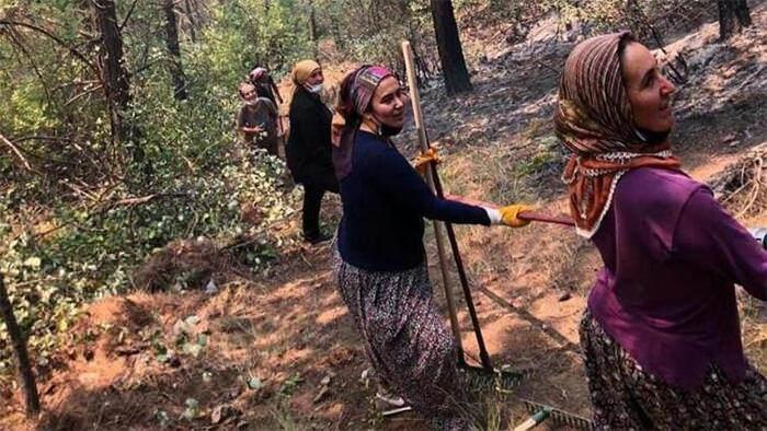 <p><strong>KADINLAR ÖN CEPHEDE</strong><br />
<br />
Antalya'nın Gündoğmuş ilçesindeki yangından orman yangınına müdahalede kadınlar ön cephede yer aldı.</p>