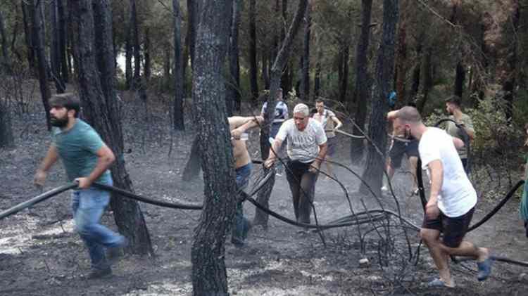 <p><strong>KİMİ AĞAÇ DALLARIYLA MÜDAHALE ETTİ, KİMİ YANGIN SÖNDÜRME HORTUMUNU TAŞIDI</strong><br />
<br />
İzmir'in Gaziemir ilçesi Sarnıç semti Atatürk Mahallesi'ndeki yangını söndürme çalışmalarına aralarında çocukların da bulunduğu onlarca vatandaş da destek verdi. Bazı vatandaşlar ağaç dallarıyla müdahale ederken, bazı vatandaşların yangın söndürme hortumu taşıdığı görüldü.</p>