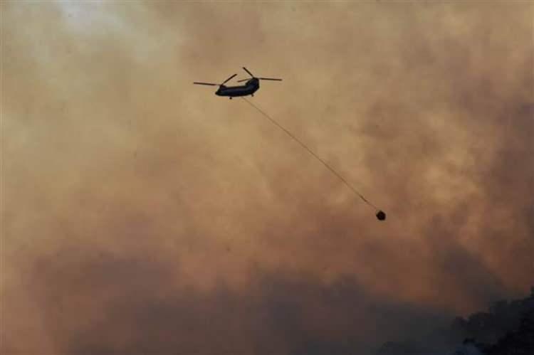 <p><strong>YANGINLARA HAVADAN MÜDAHALE SÜRÜYOR</strong><br />
<br />
Yangınlara havadan da uçak ve helikopterlerle müdahale sürüyor.</p>
<p> </p>