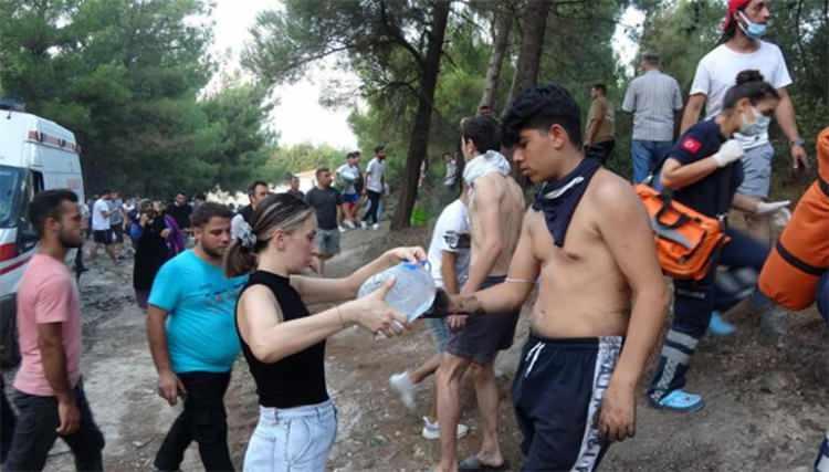 <p><strong>ÇOCUKLAR DA SÖNDÜRME ÇALIŞMASINA KATILDI</strong></p>
<p>İzmir'in Gaziemir ilçesi Sarnıç Semti Atatürk Mahallesi'nde çıkan orman yangınını söndürme çalışmalarına aralarında çocukların da bulunduğu onlarca vatandaş da destek verdi. Bazı vatandaşlar ağaç dallarıyla müdahale ederken, bazı vatandaşların yangın söndürme hortumunu taşıdığı görüldü.</p>