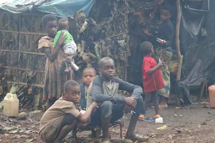 <p>Yabancılarla iletişim kurmayı ve fotoğraflarının çekilmesini sevmeyen Pigmeler, Afrika kıtasının yerleşik halklarından farklı bir yaşam tarzı sürüyor.<br />
 </p>
