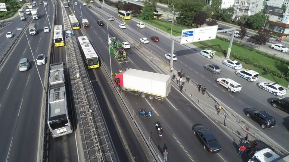 <p>Bakırköy D-100 Yanyolu Avcılar istikametinde sürücüsünün direksiyon hakimiyetini kaybettiği kamyon, metrobüs yolunun bariyerlerine çarparak durabildi. </p>

<p> </p>
