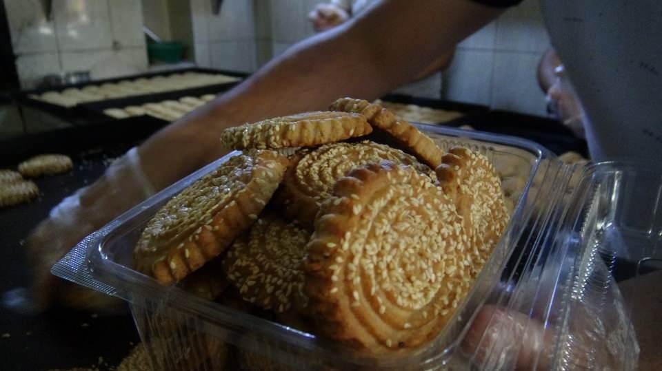 <p>Antakya ilçesinin en eski ve tarihi fırını olduğunu ifade eden Altınöz, kömbenin odun ateşi közünde yavaş yavaş piştiğini belirterek şöyle devam etti:<br />
“Burada kömbe, kerebiç, kandil simidi, tuzlu pasta çeşitlerini en doğal bir şekilde yapmaya çalışıyoruz. Halkımıza sunmaya çalışıyoruz. </p>