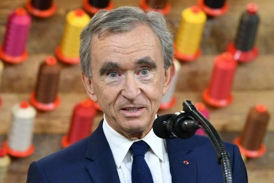 <p><strong>1 - BERNARD ARNAULT: 198.8 MİLYAR DOLAR</strong><br />
<br />
LOUİS VUİTTON MOËT HENNESSY</p>
