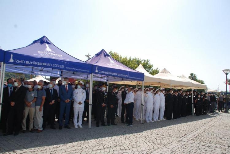 <p>Şehit için cenaze töreni<br />
Şehit için yapılan törenin ardından cenaze, Gaziemir ilçesinde bulunan 15 Temmuz Şehitler Camiine getirildi. Burada düzenlenen cenaze törenine İçişleri Bakan Yardımcısı Tayyip Sabri, Emniyet Genel Müdürü Mehmet Aktaş, Ege Ordusu Komutanı Korgeneral Ali Sivri ve İzmir İl Jandarma Komutanı Hilmi Atabay da katıldı. Öte yandan şehidin büyük kızı annesine sarılarak teselli bulurken, küçük kızının ise yakınının kucağında uyuyakaldığı görüldü. Okçu'nun cenazesi, ikindi namazını müteakip kılınan cenaze namazının ardından Bornova Işıkkent Şehitliğinde son yolculuğuna uğurlandı.</p>