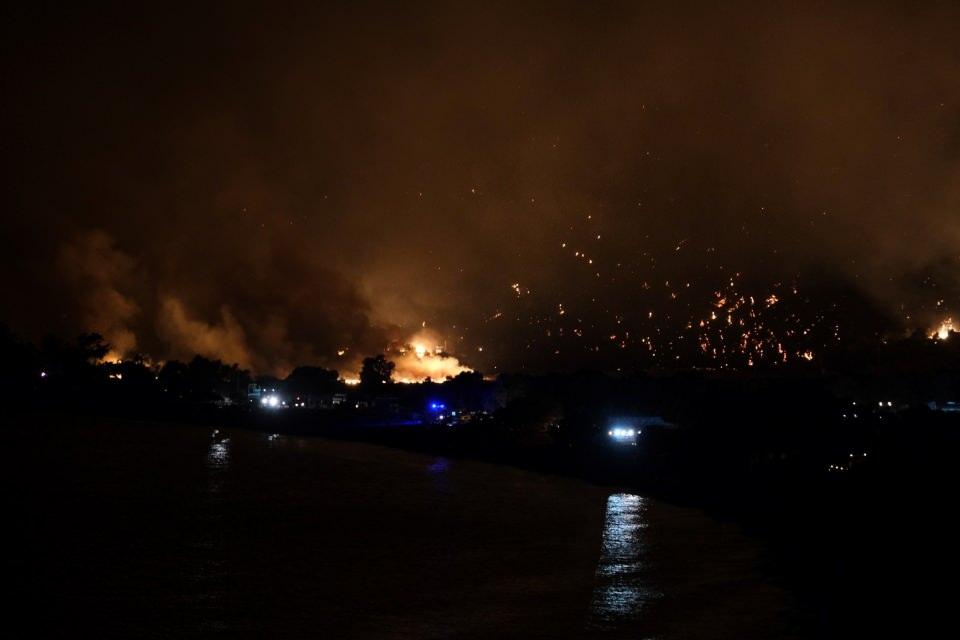 <p>Gece saatleri olması nedeniyle havadan müdahalenin yapılamadığı bölgede yangına karadan müdahale devam ediyor. </p>