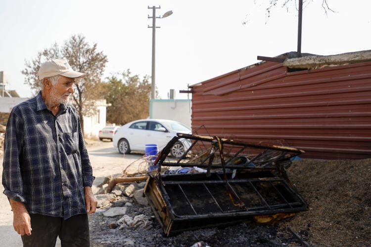 <p>Çevre ve Şehircilik Bakanı Kurum, üç gün önce Manavgat'taki orman yangından etkilenen Karaöz Mahallesi'nde incelemelerde bulundu.</p>
