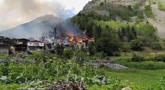 <p>VALİ: 33 EV KULLANILAMAZ HALE GELDİ<br />
<br />
Artvin Valisi Yılmaz Doruk, beraberinde yetkililerle birlikte yangının yaşandığı Yüncüler köyünde incelemelerde bulundu. Vali Doruk, yangının köyün yarısını etkilediğini belirterek “Köyümüzde 33 ev kullanılamaz hale geldi. Ekiplerimiz ve vatandaşlarımız seferber oldu. İş birliği ile yangının yayılması önlendi. AFAD ve orman teşkilatımızın arazözleri ile özel firmalara ait iş makinelerinden faydalandık. 33 evin yanında ahır ve samanlıklarla birlikte köyün yarısı yangından etkilendi” dedi.<br />
<br />
</p>