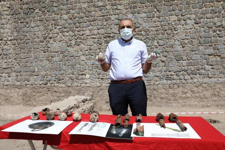 <p>Diyarbakır 1. Dünya Savaşı'nda önemli bir merkez, 13. Kolordu'nun merkezi. Mondros Ateşkes Antlaşması sonrası teslim edilmek istenmeyen silahların buraya gömüldüğünü ve bu silahların onlar olduğunu düşünüyoruz." diye konuştu.</p>

<p> </p>
