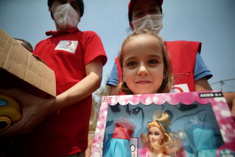 <p>Hediyeleri gören ve büyük mutluluk yaşayan çocukların yüzleri güldü.</p>