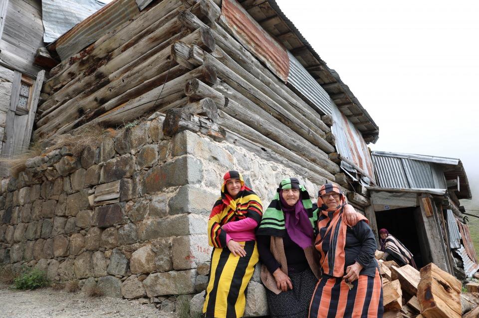 <p>Türkiye’nin sıcaklardan kavrulduğu yaz aylarında, Rize’nin İkizdere Vadisi'nde yaylalarda soğuk hava nedeniyle evlerde soba yakılıyor, yaylacılar kazak ve mont giyiyor. Serin yaylalar, yerli ve yabancı turistlerin de ilgisini çekiyor.</p>

<p> </p>
