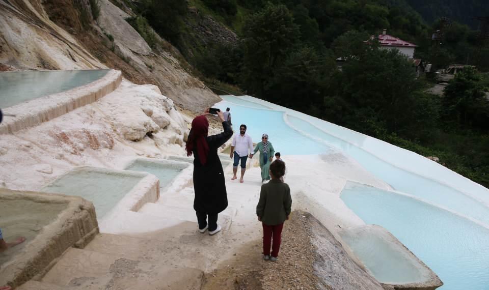 <p>Travertenlerle ilgili daha önce herhangi bir bilgisi olmadığını dile getiren Kaya, "İlk kez geldim, Pamukkale travertenlerine rakip diyebilirim. Doğa harikası bir yer. Sular güzel, havuzlar da ayrı ayrı renk katmış. Olduğumuz yer travertenler, karşımız ise ormanlar. Görülecek doğa harikası bir yer." değerlendirmesinde bulundu.</p>
