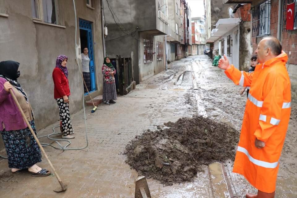 <p>Ünye Belediye Başkanı Hüseyin Tavlı, AA muhabirine, yağışın ilçede belli noktalarda sel ve taşkına sebep olduğunu söyledi.</p>
<p> </p>